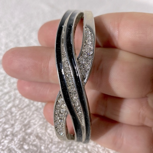 Vintage Elegant Silver & Black Tone Metal Bracelet - Picture 2 of 11